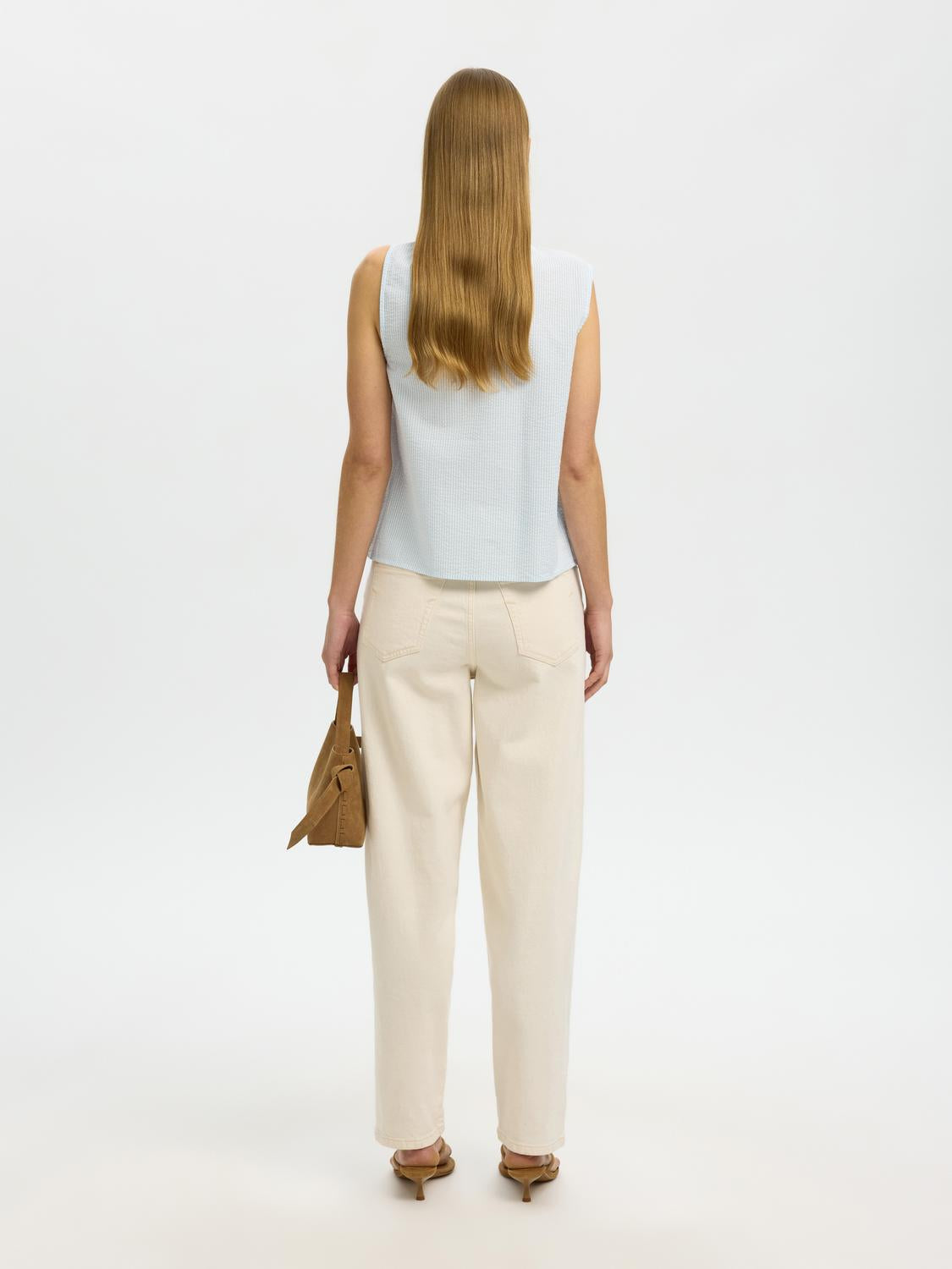 model_shot-back